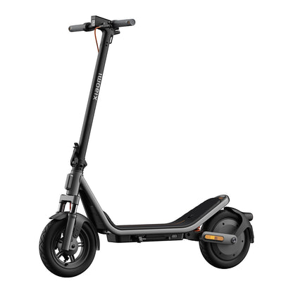 Der Xiaomi Electric Scooter 6 DE ist ein schwarzer Scooter mit einem breiten Deck, Vorder- und Hinterrädern, Lenker und Seitenreflektoren am Hinterrad.
