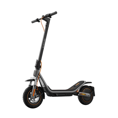 Der Xiaomi Electric Scooter 6 Pro DE in den Farben Schwarz und Orange verfügt über dicke Reifen, ein breites Trittbrett und einen aufrechten Lenker, der vor einem weißen Hintergrund steht.