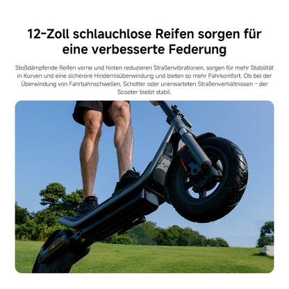Ein Fahrer auf dem Xiaomi Electric Scooter 6 DE präsentiert die großen schlauchlosen 12-Zoll-Reifen und die fortschrittliche Federung vor dem Hintergrund eines blauen Himmels.