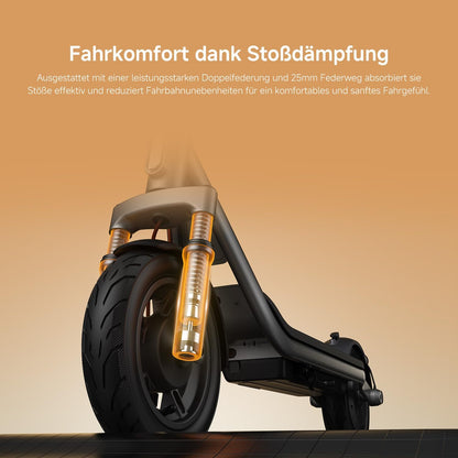 Nahaufnahme des Vorderrads des Xiaomi Elektrorollers 6 Lite DE, die die Stoßdämpfer und das Federungssystem vor einem orangefarbenen Hintergrund mit deutschem Text darüber zeigt.