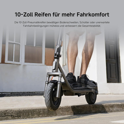 Eine Person fährt auf dem Xiaomi Electric Scooter 6 Lite DE, der mit großen 10-Zoll-Luftreifen ausgestattet ist, die für mehr Stabilität und Komfort auf befestigten Oberflächen sorgen.