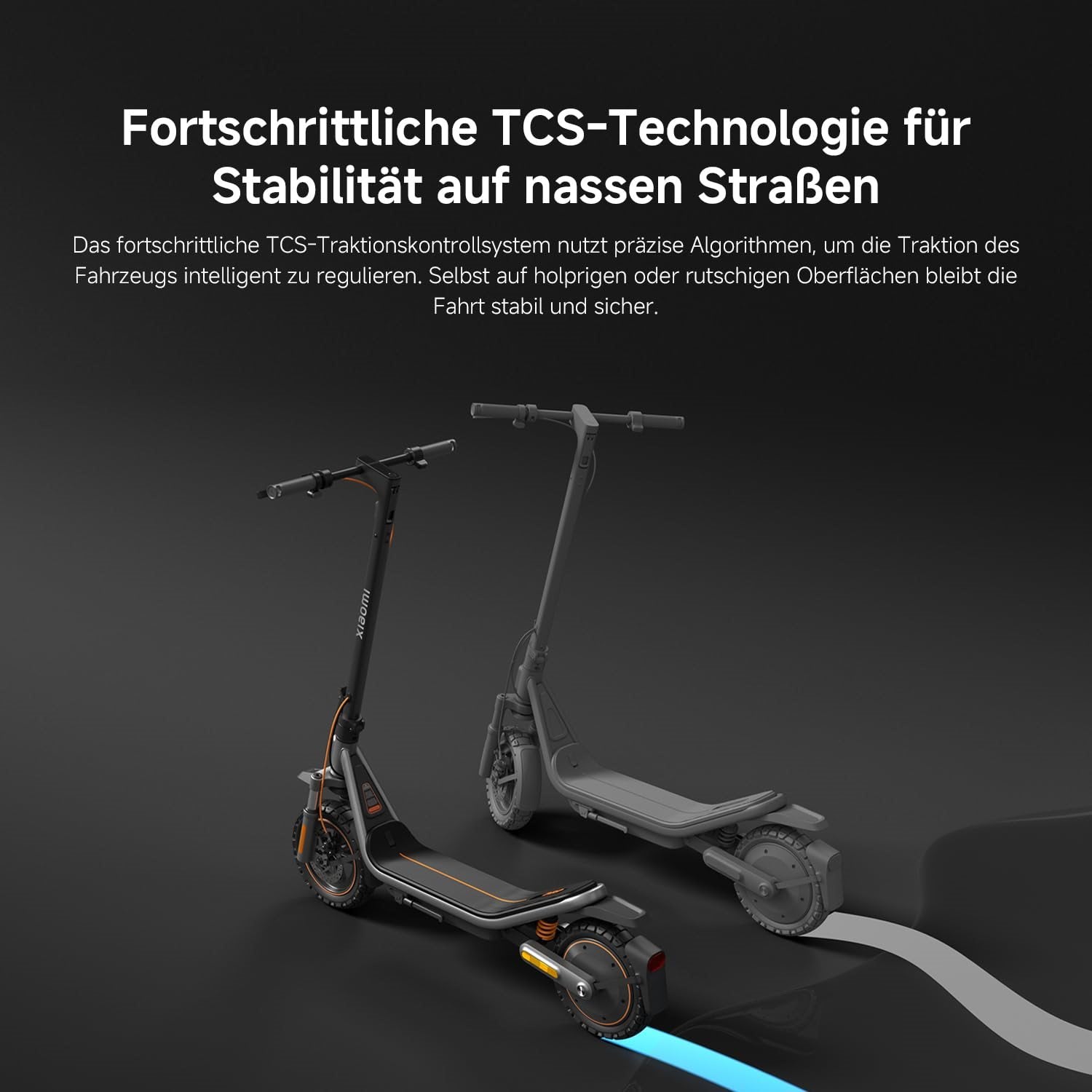 Zwei Xiaomi Electric Scooter 6 Pro DE sind auf grauem Hintergrund abgebildet und heben die fortschrittliche TCS-Technologie für bessere Stabilität und Traktion auf nassen Straßen hervor. Der deutsche Text erklärt diese Funktion.