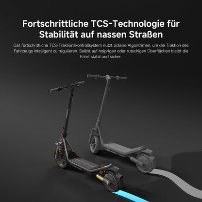 Zwei Xiaomi Electric Scooter 6 Pro DE sind auf grauem Hintergrund abgebildet und heben die fortschrittliche TCS-Technologie für bessere Stabilität und Traktion auf nassen Straßen hervor. Der deutsche Text erklärt diese Funktion.