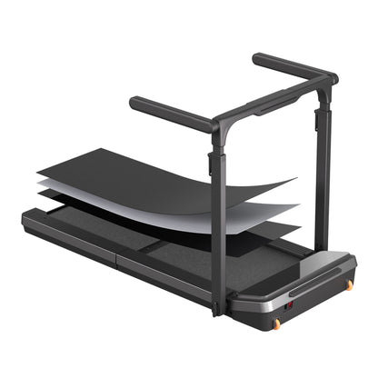 Ein schwarzes Kingsmith WalkingPad Z3 Hybrid+ Klappbares Laufband für Schreibtisch wird mit explodierten Laufbandschichten oberhalb der Basis gezeigt, was seine platzsparende Mehrschichtkonstruktion hervorhebt.