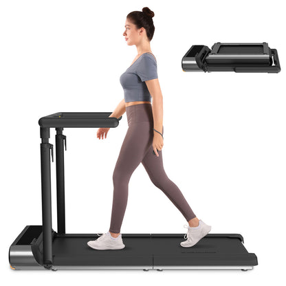 Eine Frau läuft auf einem Kingsmith WalkingPad R3 Hybrid+ Klappbares Laufband bis 12 km/h mit verstellbarem Tisch; ein Einsatz zeigt das kompakte, faltbare Laufband platzsparend verstaut.