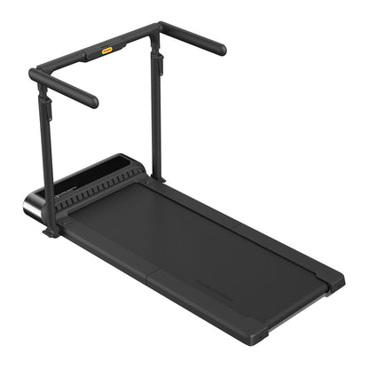 Ein schwarzes Kingsmith WalkingPad R3 Hybrid+ klappbares Laufband bis 12 km/h mit verlängerten Seitengriffen und einem einfachen Frontdisplay wird auf weißem Hintergrund gezeigt.