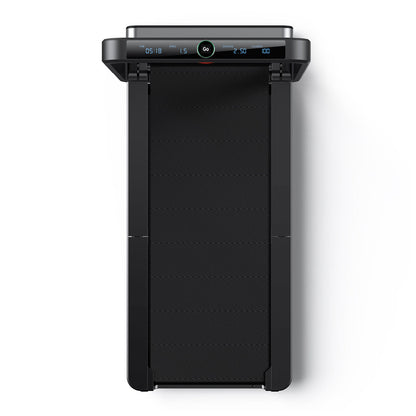 Draufsicht auf das Kingsmith WalkingPad X21 – ein klappbares Laufband mit einem eleganten schwarzen Design und einem digitalen Display, das vor weißem Hintergrund Zeit, Geschwindigkeit (bis zu 12 km/h) und zurückgelegte Strecke anzeigt.