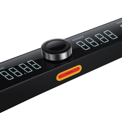 Nahaufnahme des elektronischen Anzeigefelds des Kingsmith WalkingPad X23/MX16 Klappbares Laufband mit einem großen zentralen Zifferblatt, digitalen Anzeigen, einer gelben Taste mit rotem Akzent und einer intuitiven NFC-Schnittstelle.