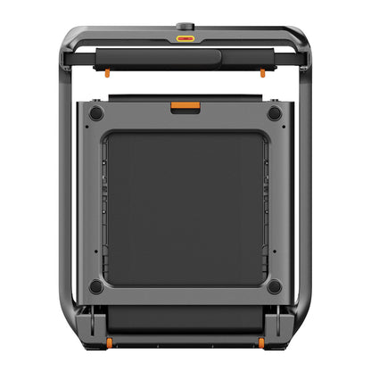 Ein geschlossenes, modernes, quadratisch geformtes Kingsmith WalkingPad X218 Laufband mit metallischen und orangefarbenen Akzenten, mit geräuschreduziertem Motor für leisen Betrieb, von oben betrachtet.