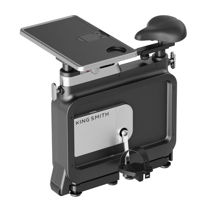 Das Kingsmith Office Bike W1B ist ein kompaktes, schwarz-silbernes, faltbares Trainingsrad mit integriertem Schreibtisch, Fußpedalen und Kingsmith-Branding - ideal als platzsparendes Fitnessgerät für Ihr Büro-Workout.