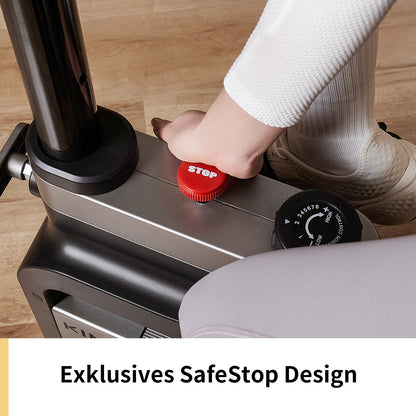 Eine Person drückt den roten STOPP-Knopf am Kingsmith Office Bike W1B, das mit dem SafeStop-Design und einer platzsparenden Faltkonstruktion ausgestattet ist - perfekt für die Fitness im Büro.