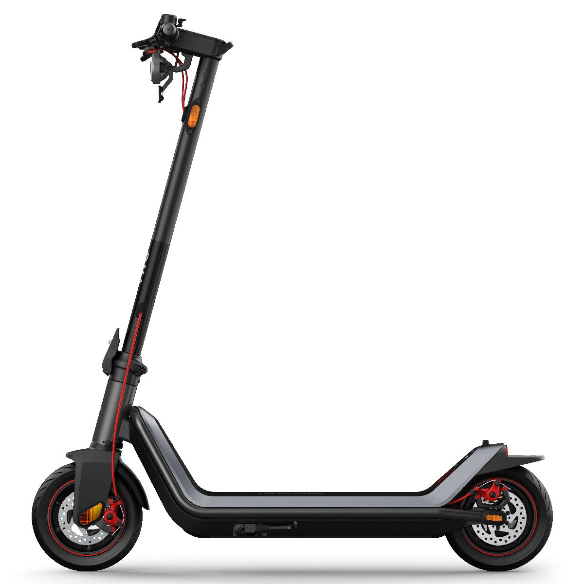 Der NIU KQi3 Max E-Scooter ist ein schwarzes Modell mit roten Akzenten und verfügt über ein breites Deck, große Räder mit selbstheilenden Reifen, Scheibenbremsen und einen Lenker mit Bremshebeln und einem Display.