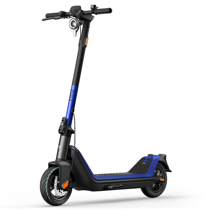 Der NIU KQi3 Sport E-Scooter zeigt ein blau-schwarzes Design mit breitem Deck, Vorder- und Hinterrädern, Lenker, Scheinwerfer und bis zu 40 km Reichweite auf weißem Hintergrund.