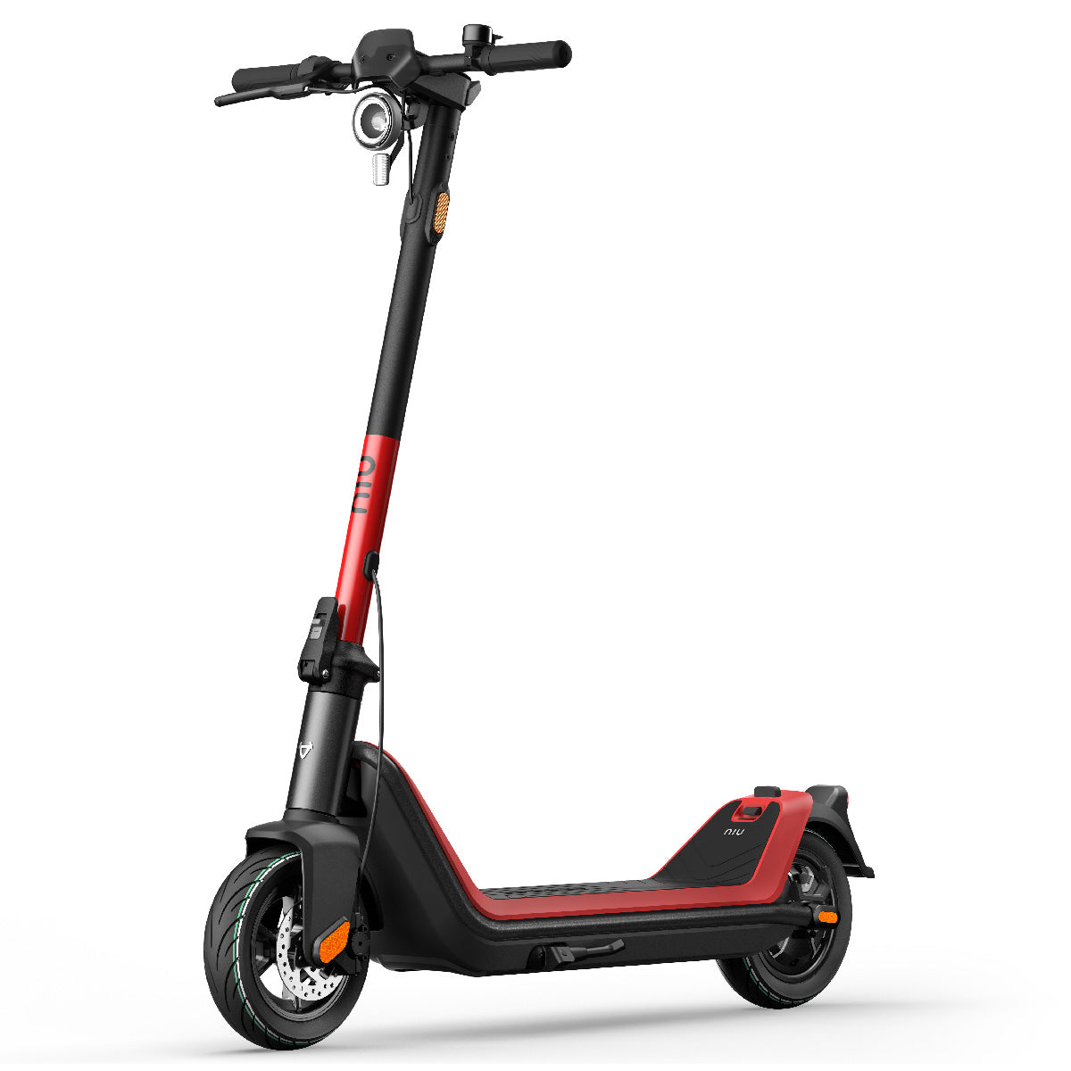 Der NIU KQi3 Sport E-Scooter hat einen schwarz-roten Rahmen, ein breites Deck, Vorder- und Rücklichter, große Reifen und bietet eine Reichweite von bis zu 40 km. Er ist auf einem schlichten weißen Hintergrund abgebildet.