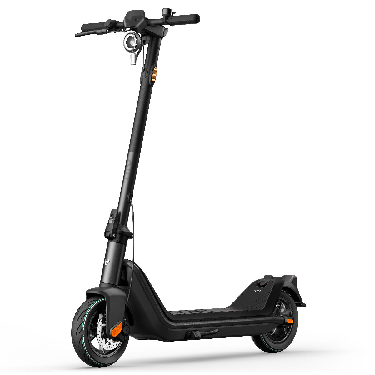 Der NIU KQi3 Sport E-Scooter verfügt über ein elegantes schwarzes Design, Scheinwerfer, Handbremsen, eine Digitalanzeige und bietet eine Reichweite von bis zu 40 km - perfekt für Fahrten in der Stadt. In einem leichten Winkel auf weißem Hintergrund abgebildet.