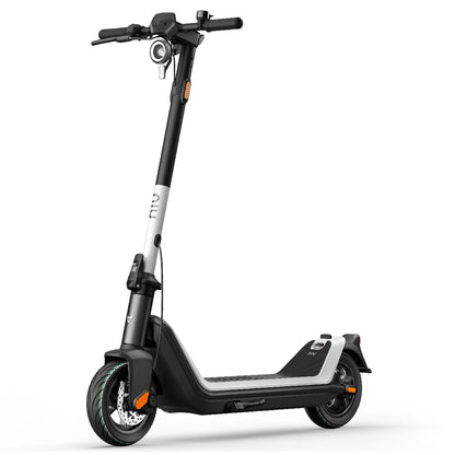Der NIU KQi3 Sport E-Scooter, abgebildet auf weißem Hintergrund, verfügt über einen schwarz-weißen Rahmen, Vorder- und Rücklichter, einen Ständer, ein breites Trittbrett und bietet eine Reichweite von bis zu 40 km.