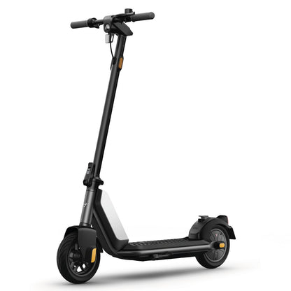 Der NIU KQi1 Pro E-Scooter, abgebildet in Schwarz mit breitem Deck, Vorder- und Hinterrädern, Lenker und einem Frontscheinwerfer auf weißem Grund, bietet eine beeindruckende Reichweite und verfügt über eine Regenerationsbremse für effizientes Bremsen.