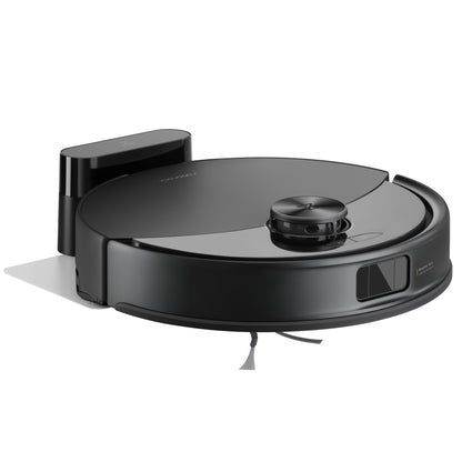 Ein schwarzer Roborock Q10 VF Staubsaugerroboter mit Dual Anti-Tangle System ist an seiner Ladestation angedockt und steht vor einem weißen Hintergrund.