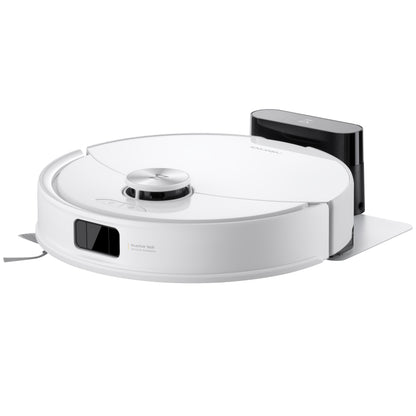 Ein Roborock Q10 VF Staubsaugerroboter in Weiß mit HyperForce-Saugfunktion ist an seiner Ladestation auf einer weißen Fläche angedockt.
