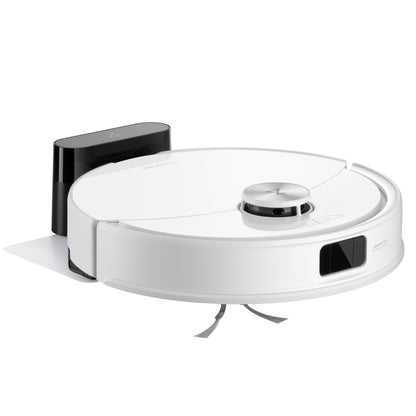 Ein weißer Roborock Q10 VF Staubsaugerroboter mit Dual Anti-Tangle System sitzt in seiner schwarzen Ladestation auf einem schlichten Hintergrund.