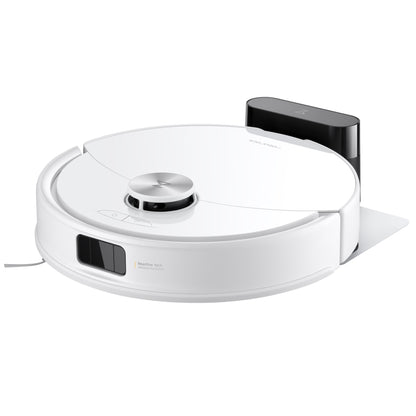 Ein Roborock Q10 VF Staubsaugerroboter in Weiß wird neben seiner Ladestation auf einem weißen Hintergrund gezeigt.