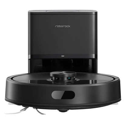 Der Roborock Q7 TF+ Schwarz Saugroboter mit Dual Anti-Tangle System und 10.000 Pa Saugkraft wird vor seiner Lade- und Dockingstation platziert.