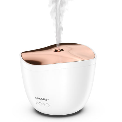 Der Sharp Ultraschall Aroma Zerstaeuber von Sharp ist ein weißer und goldener Diffusor mit sichtbarem Nebel und Bedienknöpfen auf der Vorderseite - perfekt für ätherische Öle in Ihrem Raum.