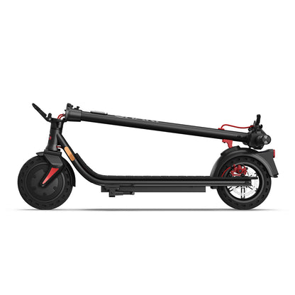 Der Sharp Core S3 E-Scooter wird flach zusammengefaltet gezeigt, wobei sein Seitenprofil, die roten Akzente und die Vollgummireifen vor einem weißen Hintergrund hervorgehoben werden. Er bietet ein zuverlässiges duales Bremssystem für Sicherheit und eine nahtlose Integration mit der Sharp Life App.