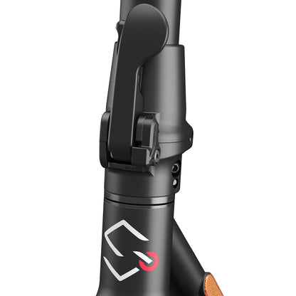 Nahaufnahme des Klappmechanismus am schwarzen Vorbau des Sharp Core S3 E-Scooters, mit Verriegelung und stilisiertem S-Logo mit rotem Akzent. Der Scooter lässt sich nahtlos in die Sharp Life App integrieren und ermöglicht so eine verbesserte Fahrkontrolle.