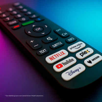 Eine Nahaufnahme der Fernbedienung des Dyon Smart 43 VX Smart LED TV mit speziellen Tasten für Netflix, Prime Video, Plex, YouTube, Disney+ und Deezer vor einem bunten Hintergrund.