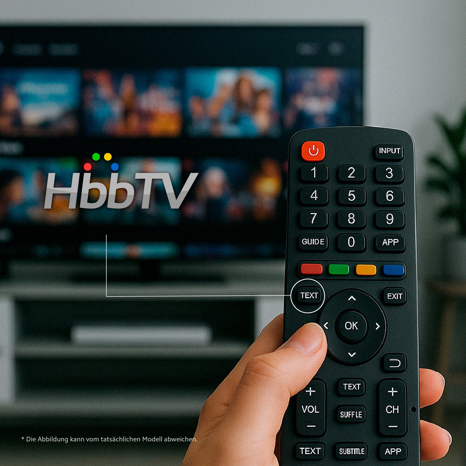 Eine Hand hält eine Fernbedienung auf einen Dyon Movie Smart 43 VX (43 Zoll, 108 cm) Fernseher gerichtet, auf dessen Bildschirm das HbbTV-Logo und eine verschwommene Menüoberfläche zu sehen sind.