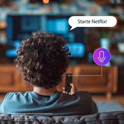 Eine Person mit lockigen Haaren nutzt einen Sprachbefehl auf einer Dyon-Fernbedienung, um Netflix zu starten, während im Hintergrund der DYON Movie Smart 65 VX Smart TV (65 Zoll, 164 cm) zu sehen ist.