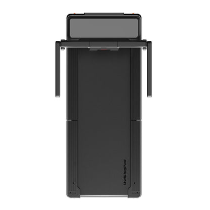 Draufsicht auf das platzsparende Kingsmith WalkingPad Z3 Hybrid+ – ein klappbares Laufband für den Schreibtisch mit verlängerten Armlehnen, einem kleinen Digitaldisplay und dem auf der Lauffläche sichtbaren Markennamen „Kingsmith“.