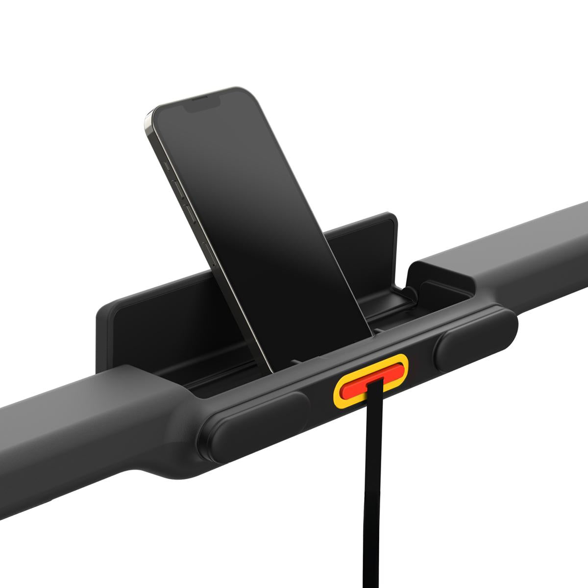 Ein Smartphone wird in eine Halterung am Handlauf des Laufbands eingesetzt, wobei ein Kabel an das Gerät angeschlossen ist – ideal für die Verwendung mit dem Kingsmith WalkingPad Z3 Hybrid+ Klappbares Laufband für den Schreibtisch.
