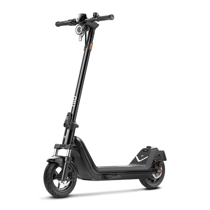 Der NIU KQi 300P DE-BK E-Scooter verfügt über einen langen Vorbau, einen Lenker, ein kompaktes Display, Vorder- und Hinterräder sowie ein Stehbrett - ideal für urbane Mobilität - und ist auf einem strahlend weißen Hintergrund abgebildet.