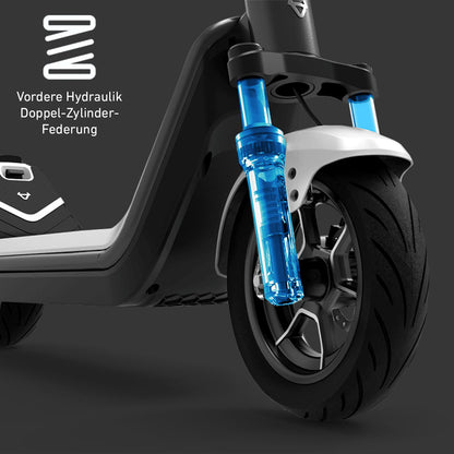 Nahaufnahme des Vorderrads des E-Scooters NIU KQi 300P DE-BK mit blauer hydraulischer Zweizylinder-Federung für urbane Mobilität, dargestellt mit deutscher Beschreibung auf dunklem Hintergrund.