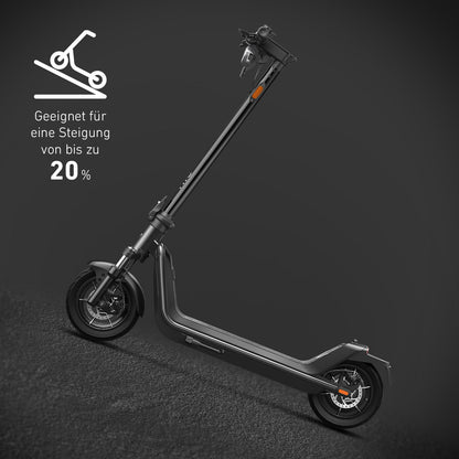 Der NIU KQi 300P DE-BK E-Scooter ist auf einem dunklen Hintergrund abgebildet, der seine Mobilität in der Stadt und seine Fähigkeit, Steigungen bis zu 20 % zu bewältigen, hervorhebt, wie der deutsche Text und die Grafik zeigen.