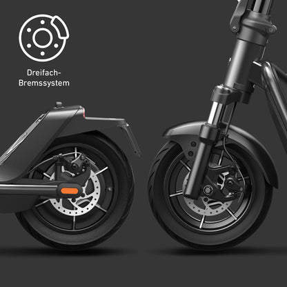 Nahaufnahme der Vorder- und Hinterräder des NIU KQi 300P DE-BK E-Scooters mit seinem modernen Dreifach-Bremssystem mit Scheibenbremsen. Zeigt "Dreifach-Bremssystem" auf Deutsch und Bremssymbol - ideal für urbane Mobilität.