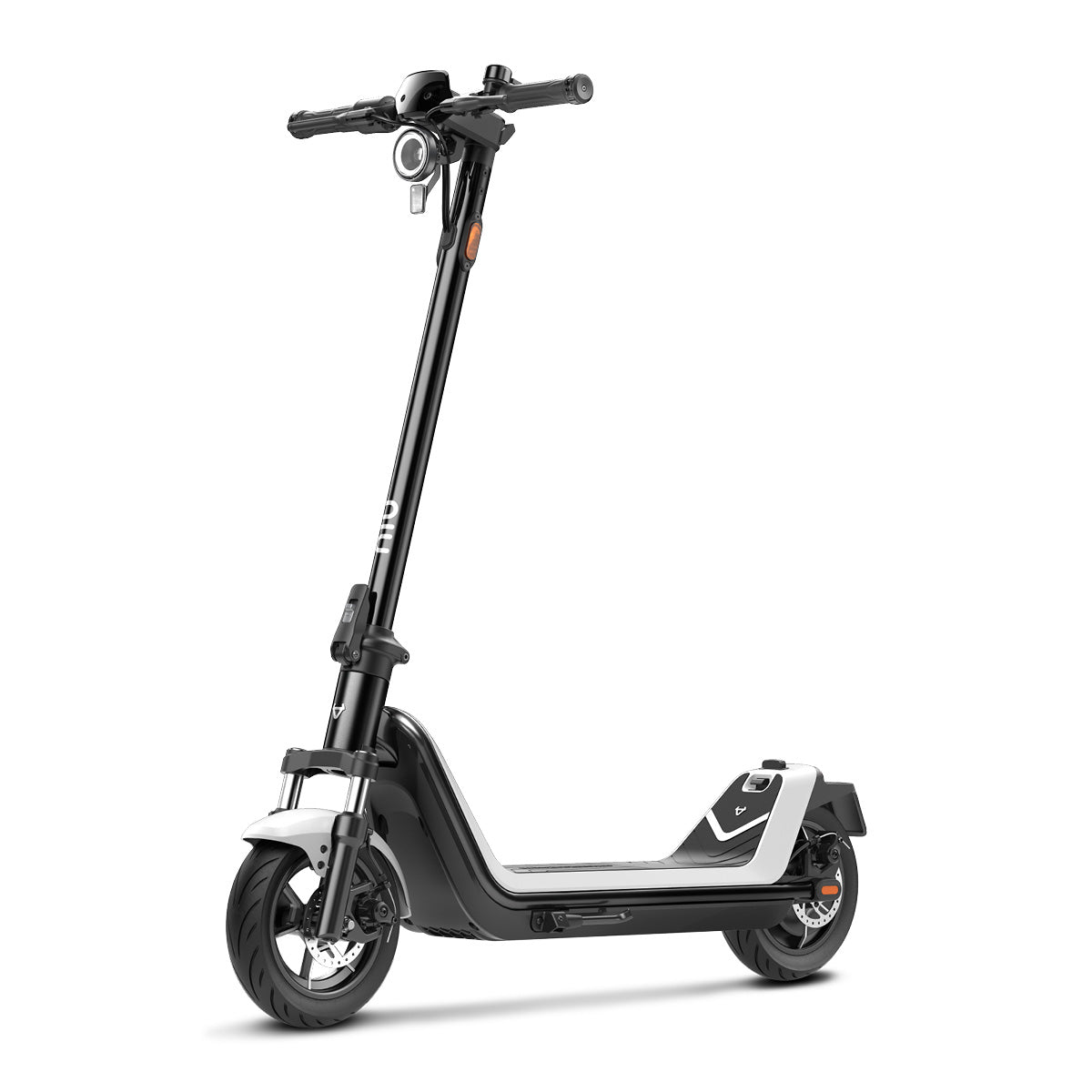 Der E-Scooter NIU KQi 300P DE-WT verfügt über ein schwarz-weißes Design, eine Frontleuchte, einen Ständer, ein breites Deck und ein hinteres Schutzblech - ideal für die Mobilität in der Stadt und eine beeindruckende Reichweite. Auf weißem Hintergrund abgebildet.
